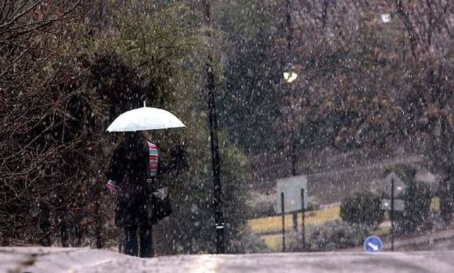 Especialistas explicaron las posibilidades de que caiga agua nieve en Rosario.